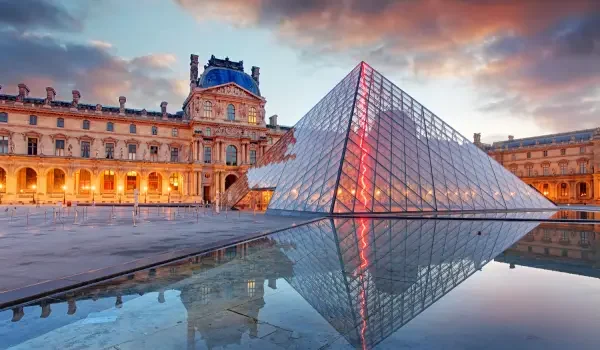 Louvre Museum (1)