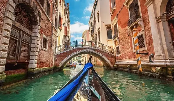 Venice Island walking tour on their own.